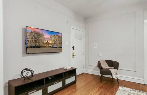 Hyde Park Apartment | Chicago Studio Unit Cozy & Convenient - BStone 226 rep