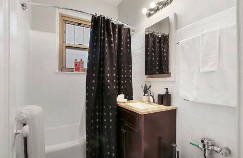 Hyde Park Apartment | Chicago Studio Unit Cozy & Convenient - BStone 226 rep