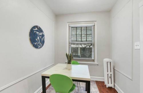 Hyde Park Apartment | Chicago Studio Unit Cozy & Convenient - BStone 226 rep