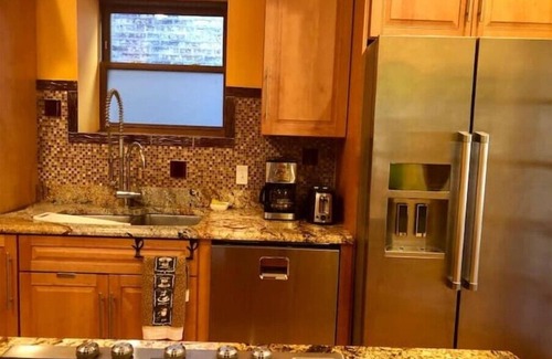 North Center Apartment | Chicago Wrigley Roscoe Village Lakeview Luxury Flat Free Parkingn