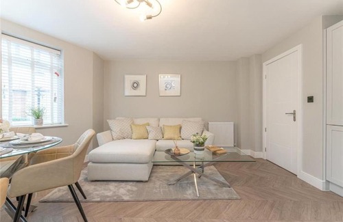 Dalgarno Apartment | Chich & Cushy apartment in Portobello