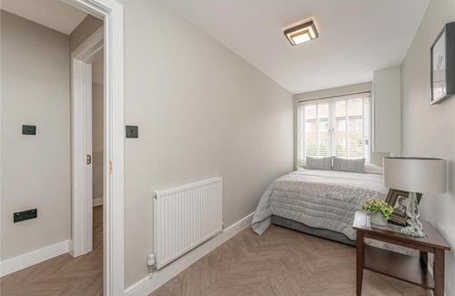 Dalgarno Apartment | Chich & Cushy apartment in Portobello