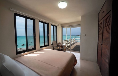 Centro - Supmza 001 Hotel | Chichis and Charlies Beachfront
