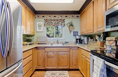 Fish Camp Cabin | Chief Peak cabin near Yosemite with deck, nature views & full kitchen
