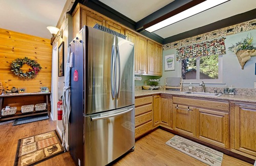 Fish Camp Cabin | Chief Peak cabin near Yosemite with deck, nature views & full kitchen