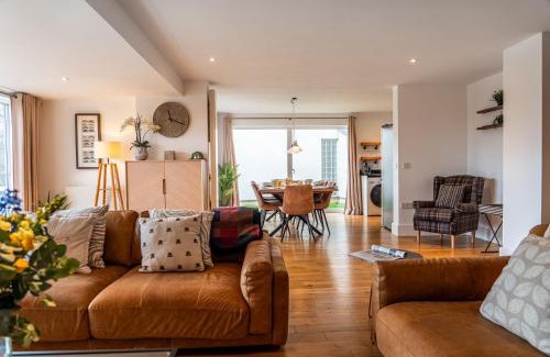 Cirencester House | Chiff Chaff - Gorgeous, centrally located detached holiday home with gated deck and direct lake access