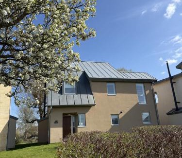 Cirencester House | Chiff Chaff - Gorgeous, centrally located detached holiday home with gated deck and direct lake access