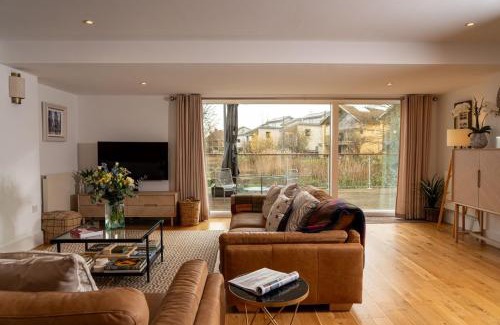 Cirencester House | Chiff Chaff - Gorgeous, centrally located detached holiday home with gated deck and direct lake access