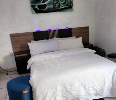 Rustenburg House | chikos premium rooms