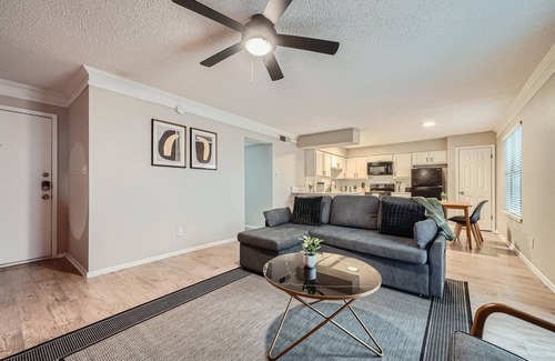 Brentwood Apartment | Chill 2B Getaway | 10min > DTWN | W/D, Pool, Prkg