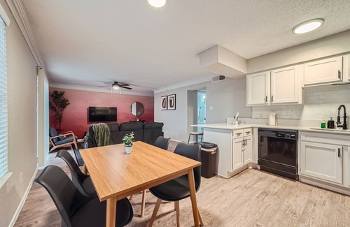 Brentwood Apartment | Chill 2B Getaway | 10min > DTWN | W/D, Pool, Prkg