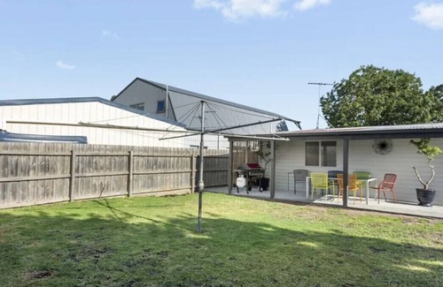 Portarlington House | Chill at the Igloo cottage - 100m walk to beach