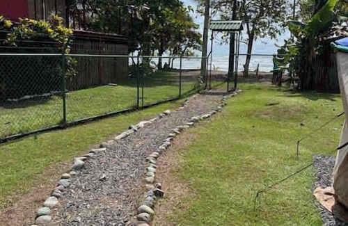 Esterillos Oeste House | Chill Surf Getaway, 1 Min Walk to the Beach