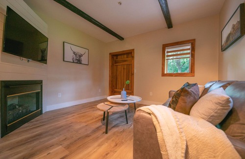 Lambertville House | Chimney Hill - 01) First-Floor Suite 1
