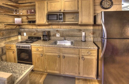 Sautee Nacoochee Cabin | Chimney Mtn 4 | 2BR Dog Friendly Cabin with Hot tub and Fireplace Near Helen, GA