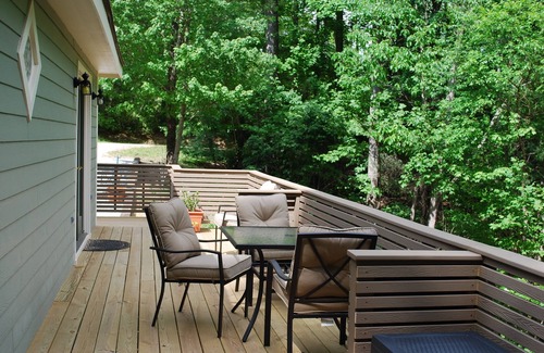 Hendersonville House | Chimney Rock area , private & a treetop view,1 bedroom house with washer/dryer