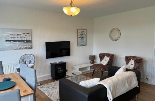 Freshwater House | CHINE COTTAGE self-catering coastal bungalow in rural West Wight