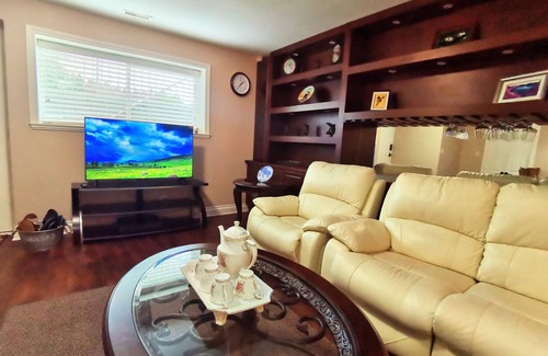 Surrey House | Chinese style suite near golf course