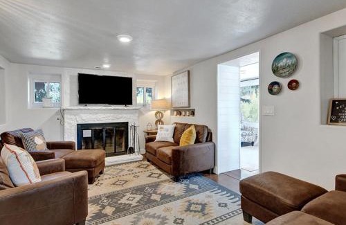 Green Mountain Falls House | Chipita Park Cabin - pet friendly quirky & comfy