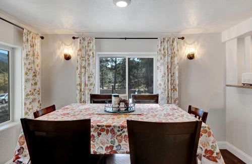 Green Mountain Falls House | Chipita Park Cabin - pet friendly quirky & comfy