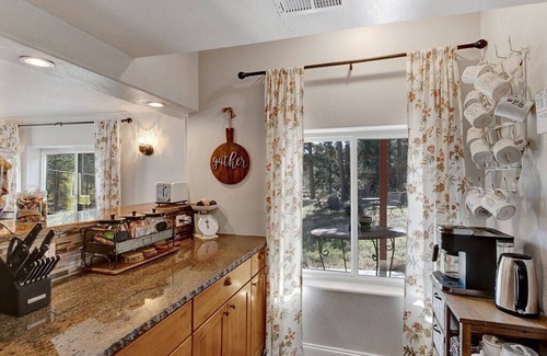 Green Mountain Falls Cabin | Chipita Park Cabin - pet friendly, quirky & comfy