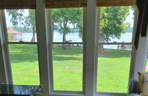 Norwood House | Chirpy lake bungalo