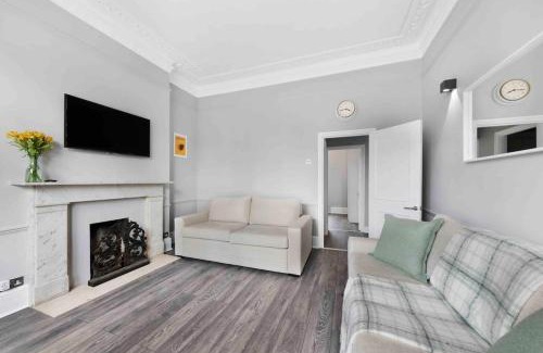 South Acton Apartment | Chiswick Park Acton Town Garden suite