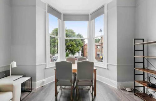 South Acton Apartment | Chiswick Park Acton Town Garden suite