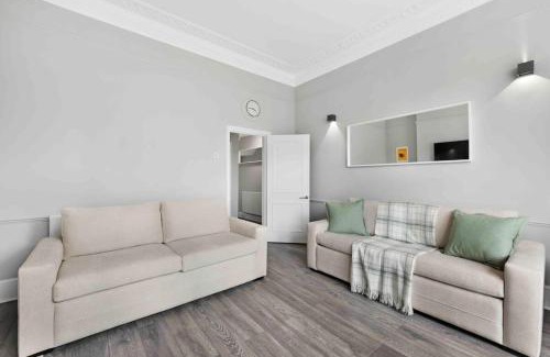 South Acton Apartment | Chiswick Park Acton Town Garden suite