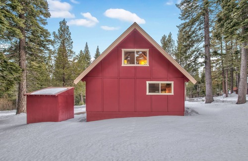 North Upper Truckee Cabin | Cholula 811c 4 Bedroom Cabin by RedAwning