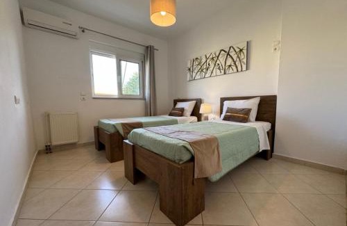 Petaloudes Apartment | Chris Apartment