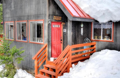 Yosemite West House | Christmas Cabin