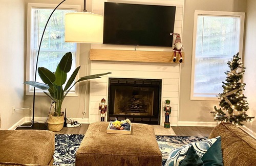 Flowery Branch House | Christmas Decorated 6 beds house near Lake Lanier