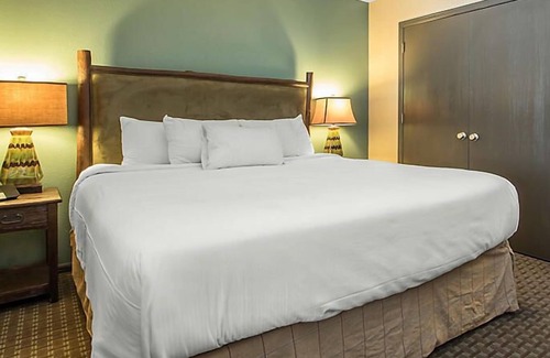Wisconsin Dells Resort | Christmas Mountain Village Resort fully stocked w/13 ski hills, 27 hole golf, tennis courts & more