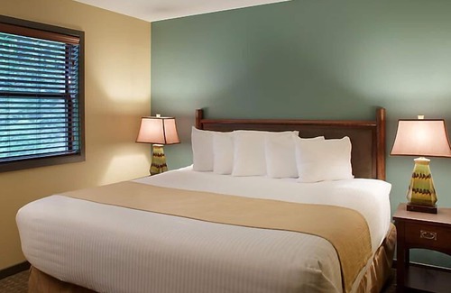 Wisconsin Dells Resort | Christmas Mountain Village Resort fully stocked w/13 ski hills, 27 hole golf, tennis courts & more