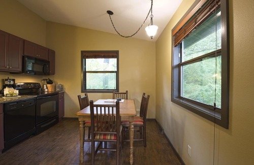 Wisconsin Dells Cottage | Christmas Mountain Village - Wisconsin Dells - 2 Bedroom Cottage