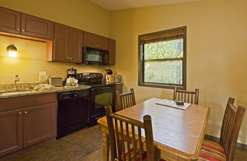 Wisconsin Dells Cottage | Christmas Mountain Village™ - 2 Bedroom Cottage