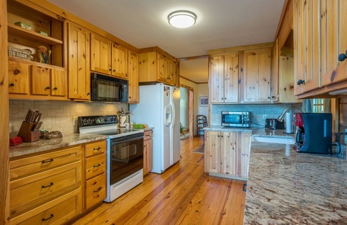 Old Fort Cabin | Christmas Tree Cabin | Secluded Asheville Area Log Cabin with a View!