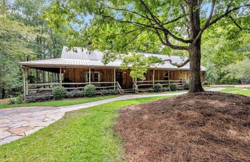 Pell City Cabin | Church Farm cabin is a cozy cabin for an unforgettable stay in central Alabama