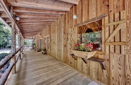 Pell City Cabin | Church Farm cabin is a cozy cabin for an unforgettable stay in central Alabama