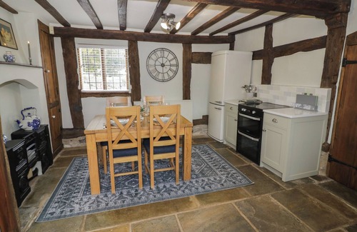 Welford on Avon Cottage | CHURCH VIEW, pet friendly, with hot tub in Welford-On-Avon