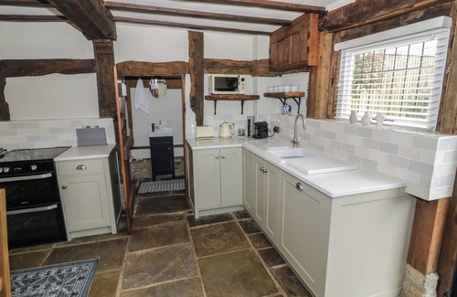 Welford on Avon Cottage | CHURCH VIEW, pet friendly, with hot tub in Welford-On-Avon