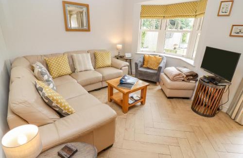 Bourton House | Church View