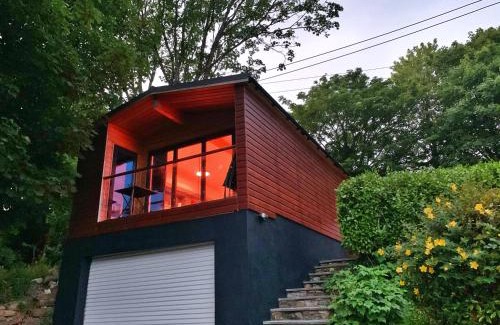 St. Agnes House | Chy Cos. South facing lodge with balcony & views.