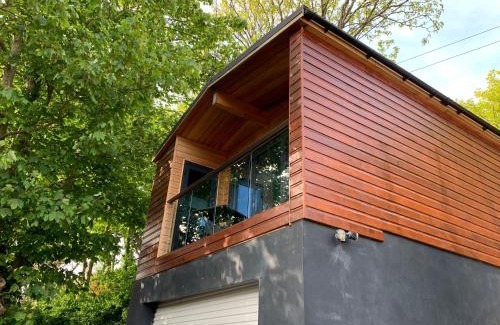 St. Agnes House | Chy Cos. South facing lodge with balcony & views.