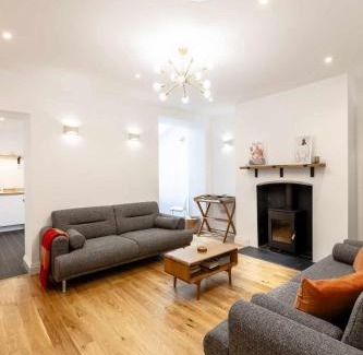 Cardigan House | Ciliau