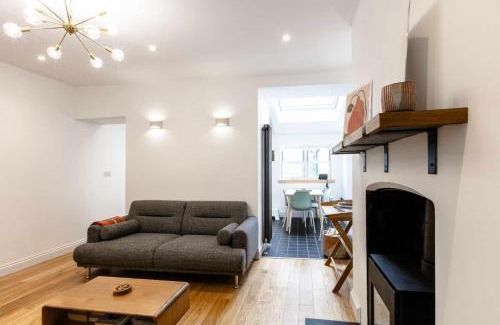 Cardigan House | Ciliau