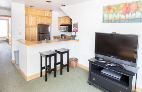 Telluride House | Cimarron Lodge 7 by AvantStay Ski-InSki-Out Property in Complex w Two Hot Tubs
