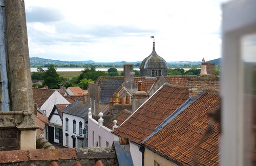 Cross House | Cinema, library, and beautifully decorated GII listed house in medieval village