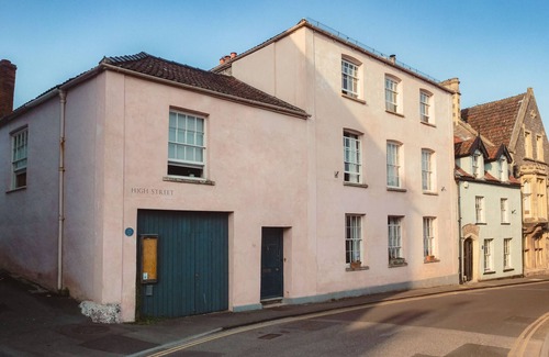 Cross House | Cinema, library, and beautifully decorated GII listed house in medieval village